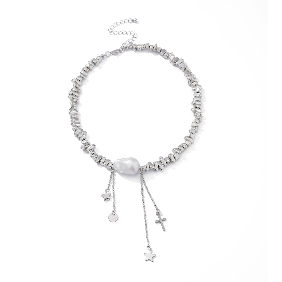 Collier élégant pour femme avec perles asymétriques et accents métalliques