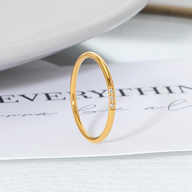 Bague simple pour femme avec détails en zircone