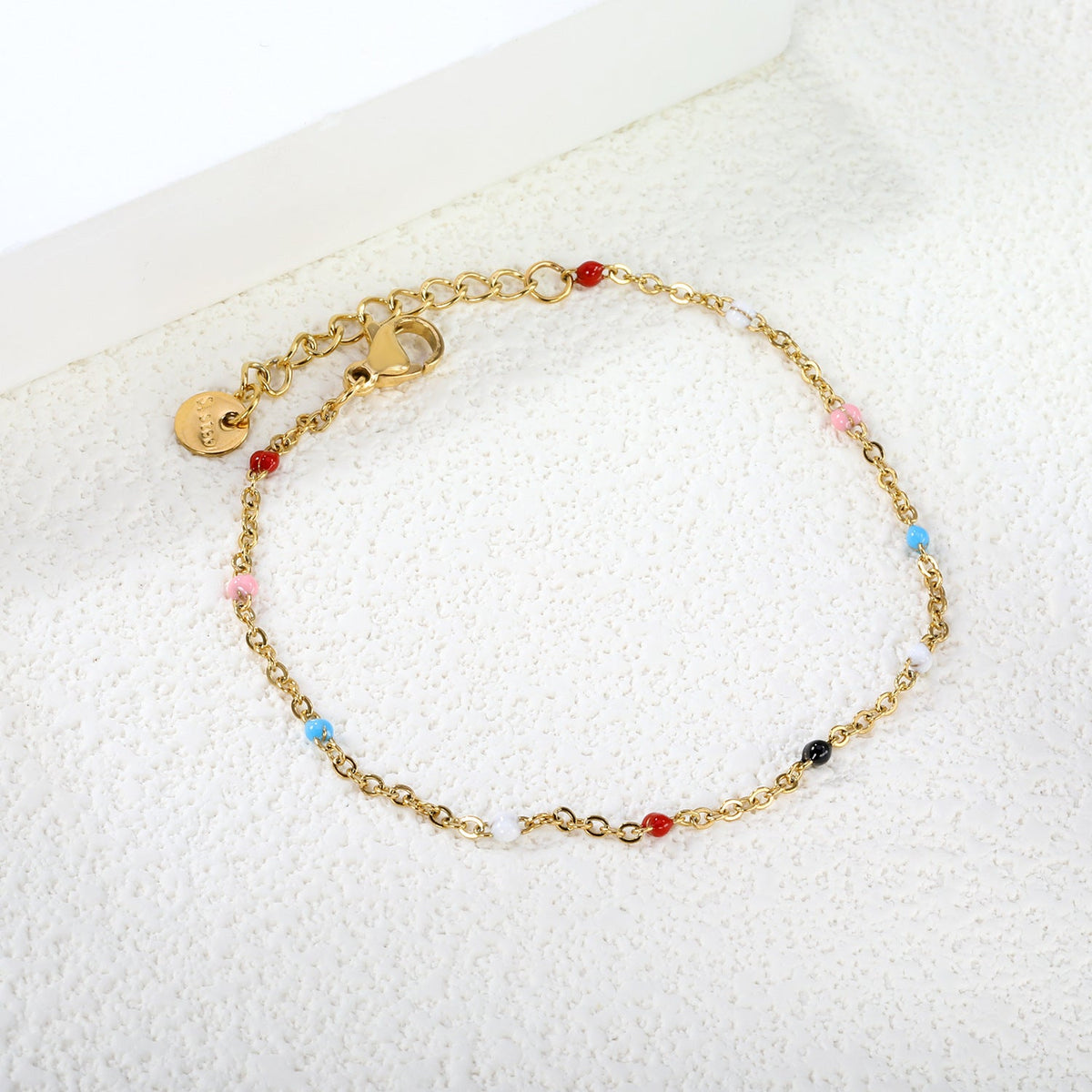 Bracelet délicat plaqué or pour femme avec accents rouges