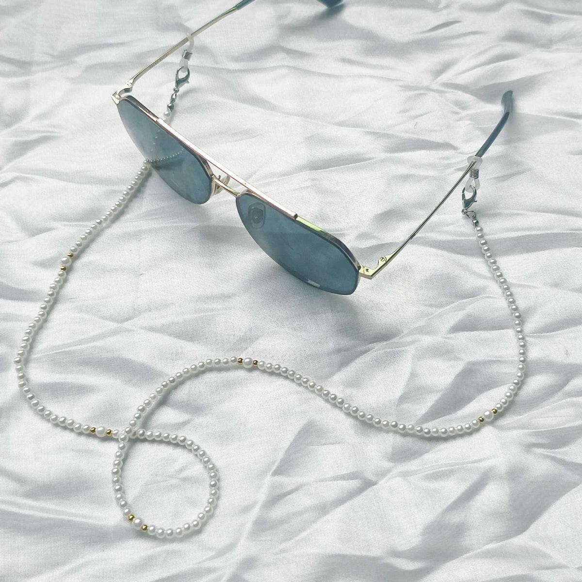 Collier de perles tendance avec accents dorés