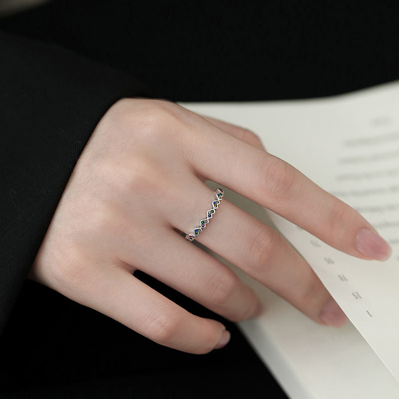 Bague fine pour femme avec motifs cœurs colorés