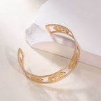 Bracelet ouvert pour femme au design bambou moderne