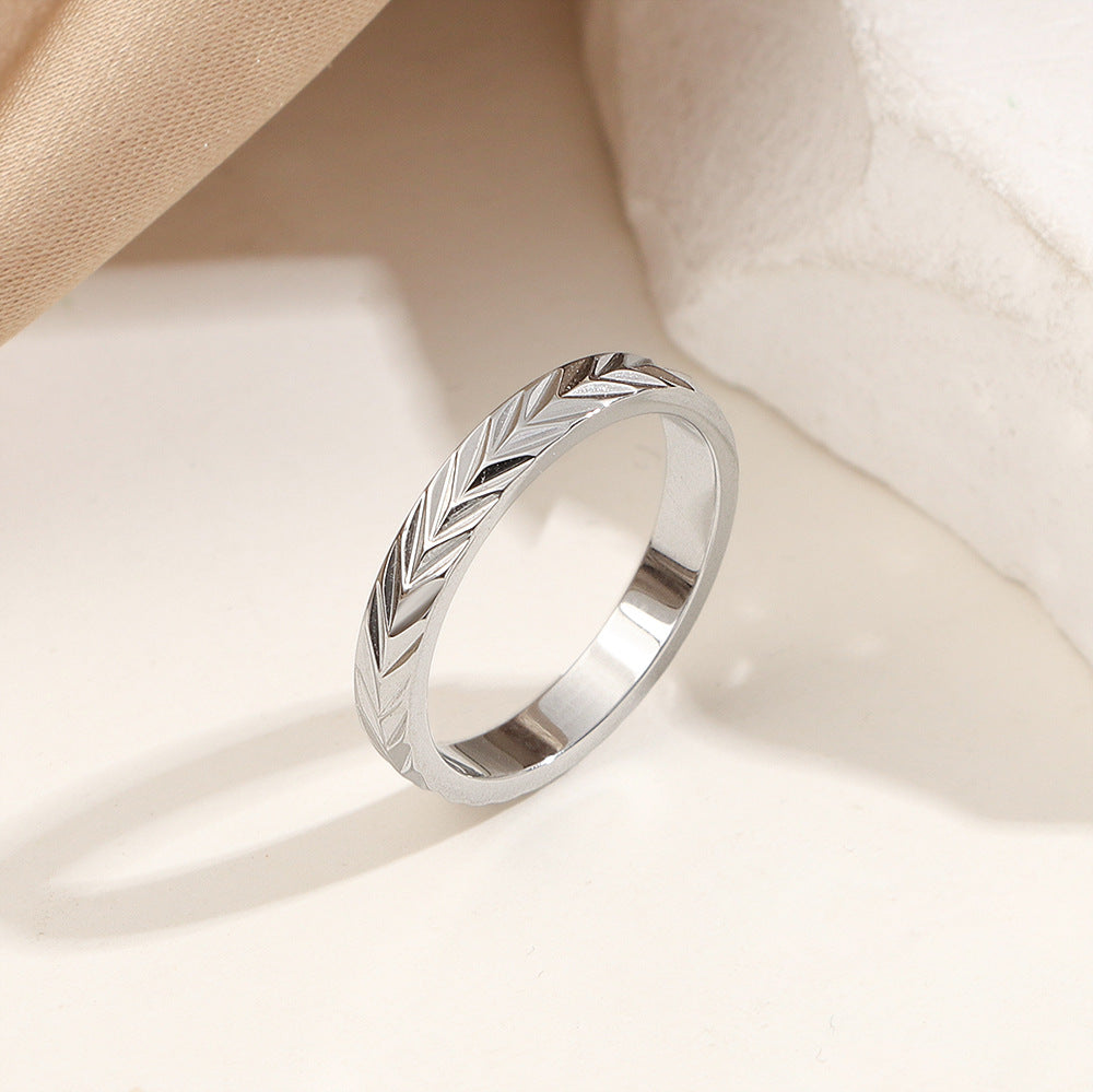 Bague anneau pour femme au design de feuille texturée