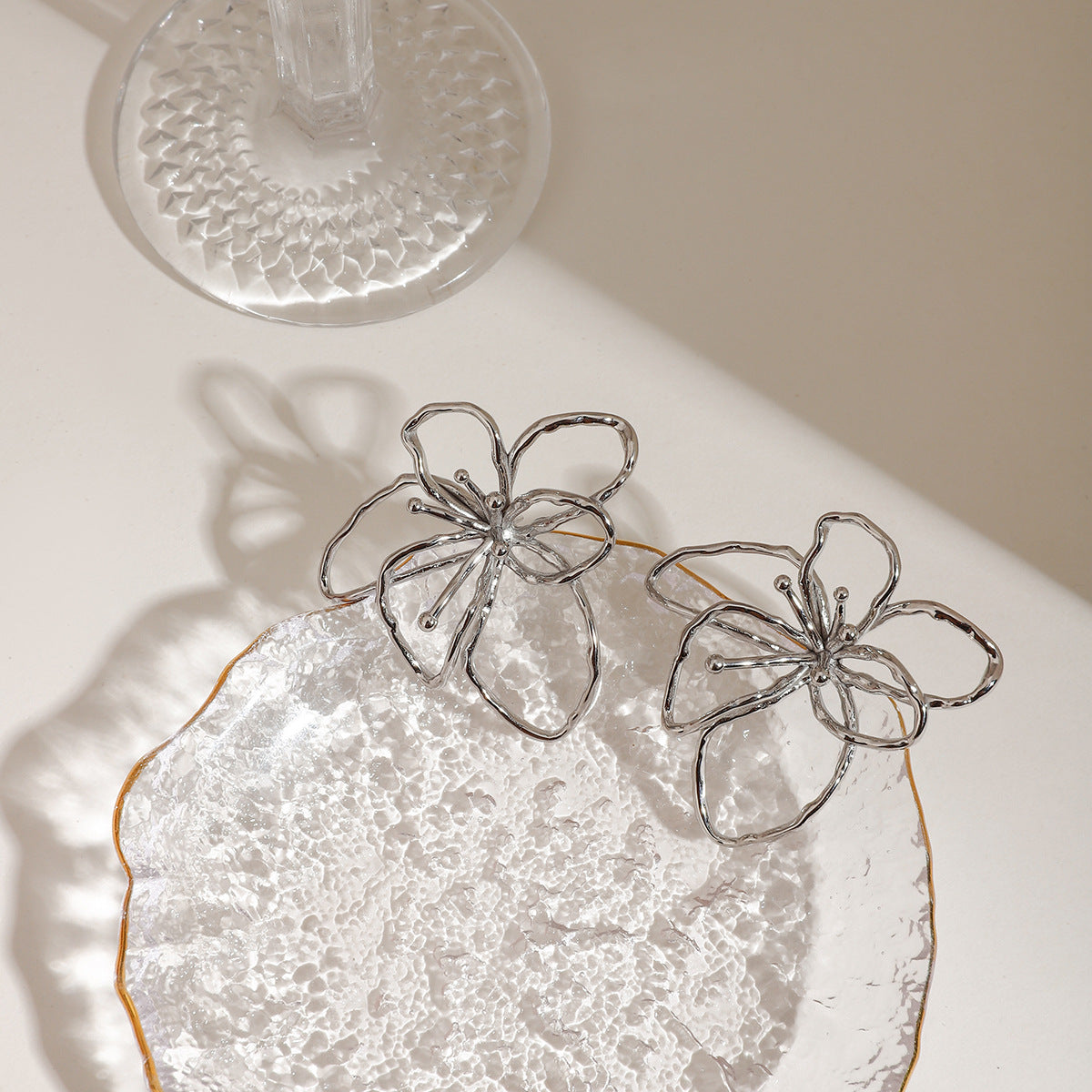 Boucles d'oreilles puces filigranes pour femme motif floral