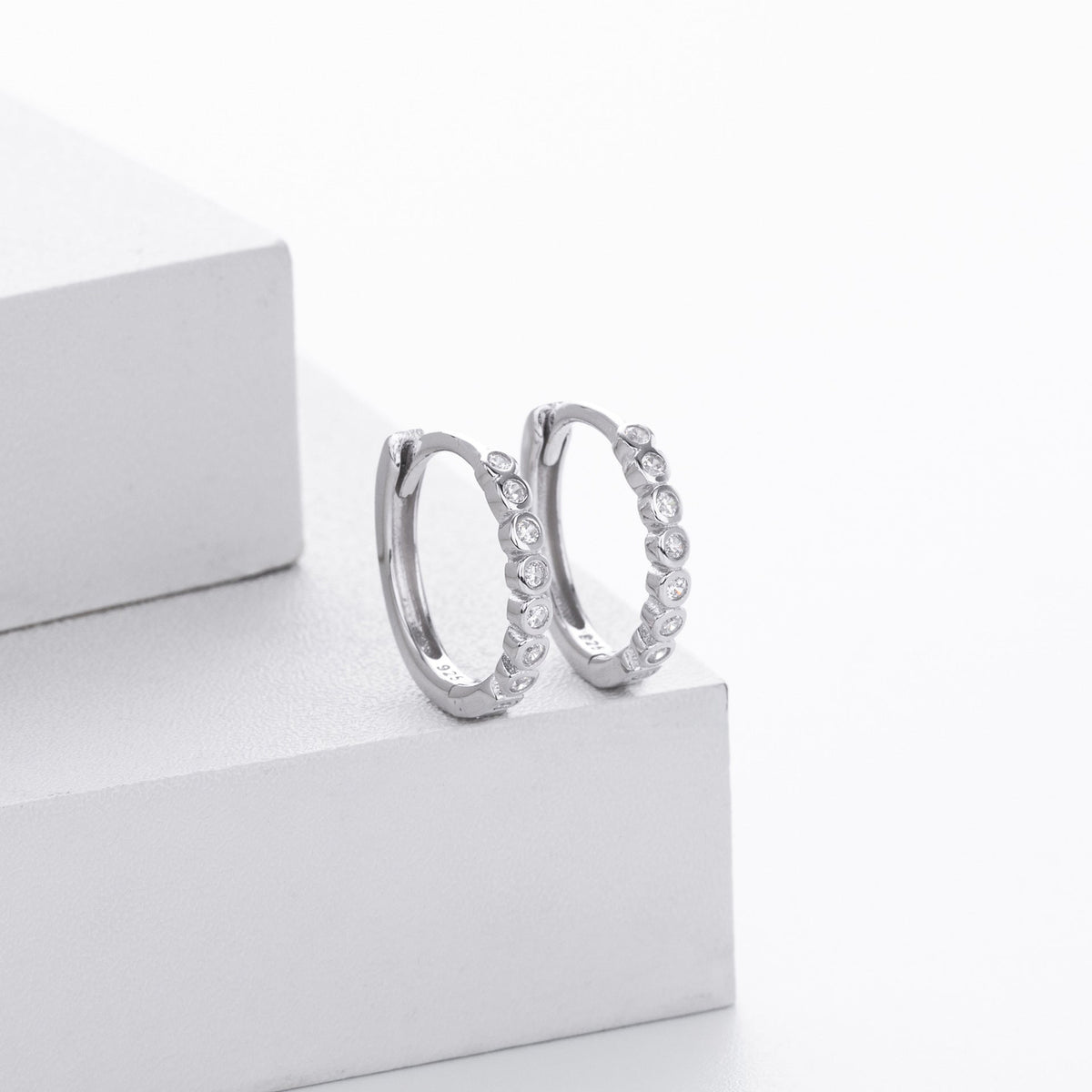 Boucles d'oreilles pendantes avec zircons modernes