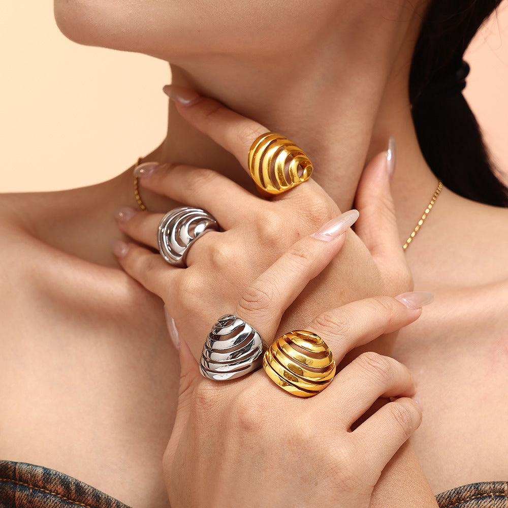 Bague pour femme en acier titane à motif géométrique