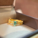 Bague élégante pour femme avec pierre ovale et détails en zircone