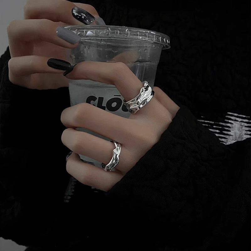 Bague ouverte pour femme au design moderne et torsadé