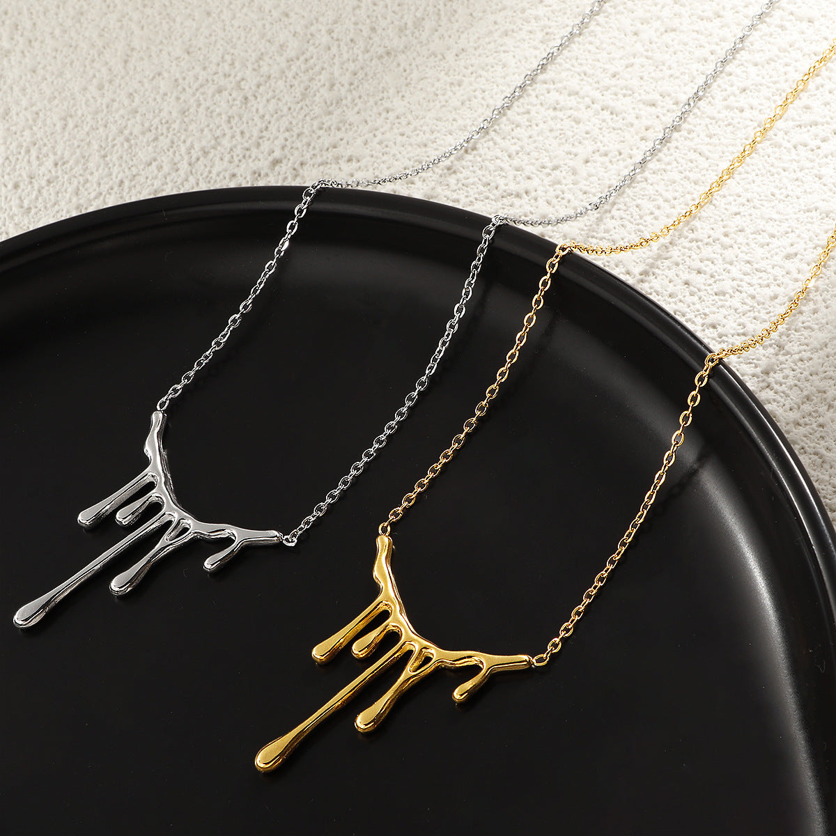 Collier moderne pour femme au design goutte créatif