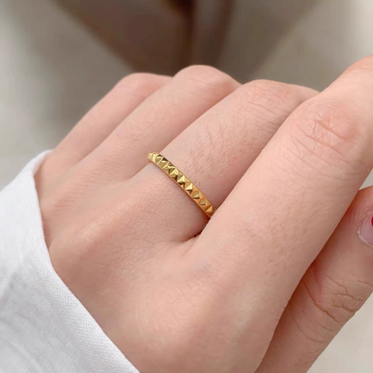 Bague empilable texturée motif pyramide pour femme