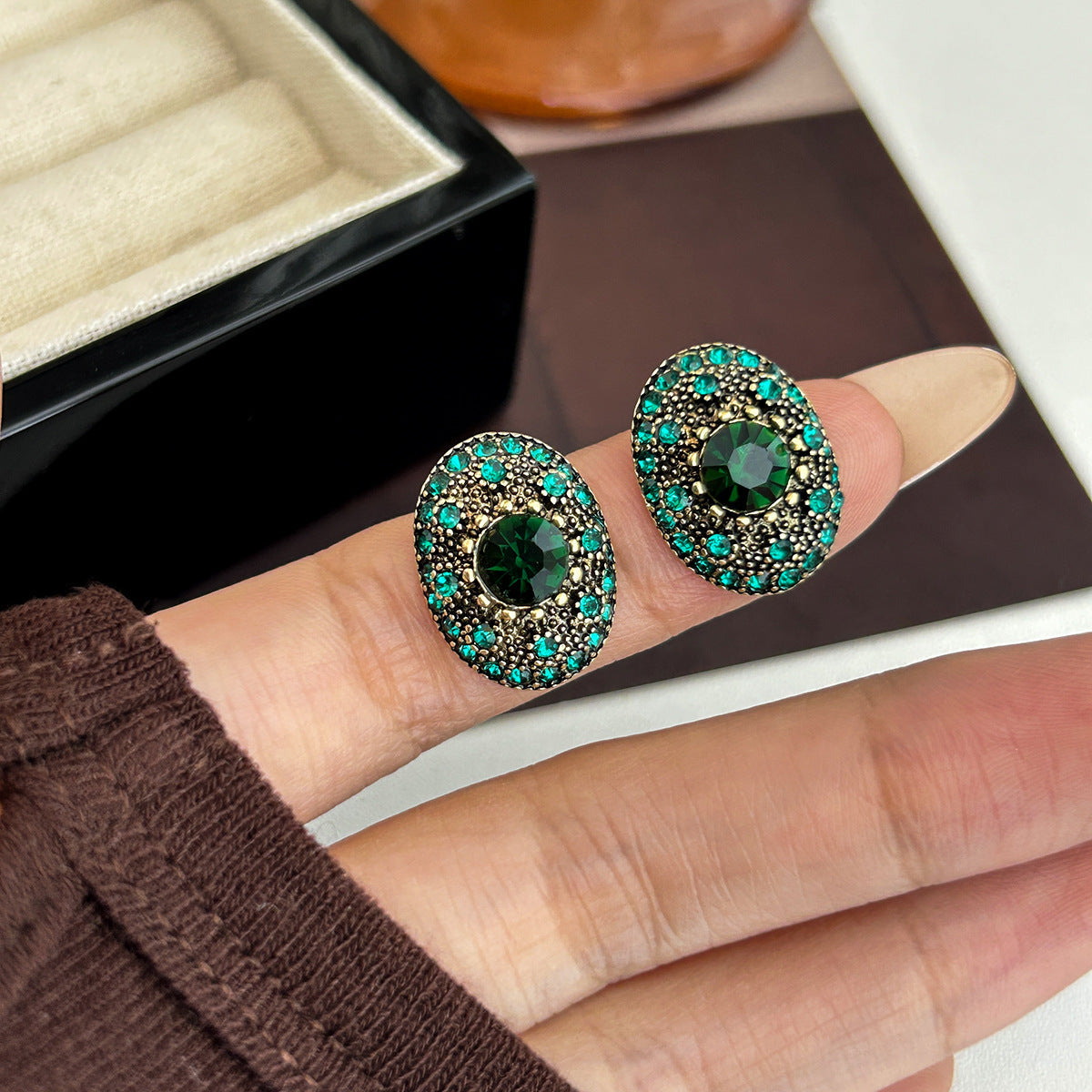 Boucles d'oreilles puces étincelantes aux détails complexes