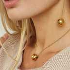 Collier pour femme avec pendentif boule élégant et brillant