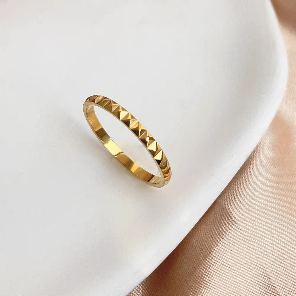 Bague empilable texturée motif pyramide pour femme
