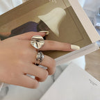 Bague géométrique pour femme avec surface brillante