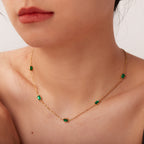 Collier pour femme avec design en pierre verte élégant et fine dorure