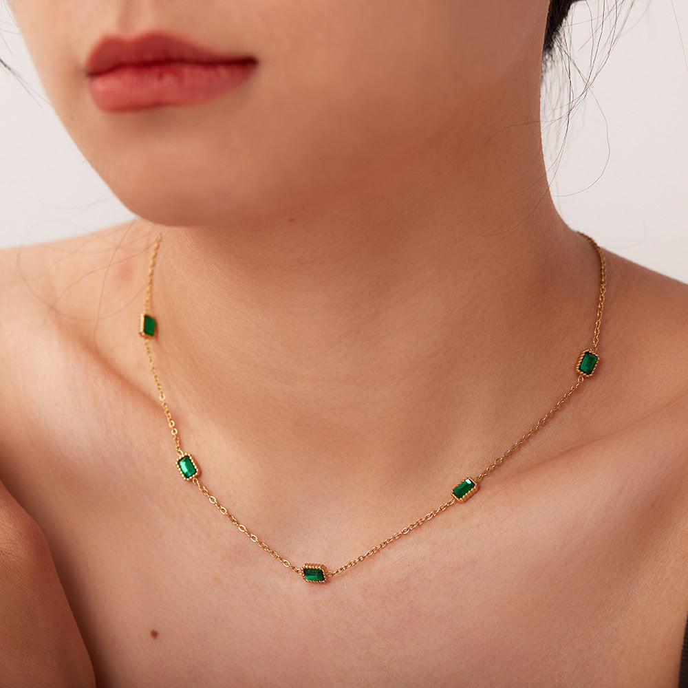 Collier pour femme avec design en pierre verte élégant et fine dorure