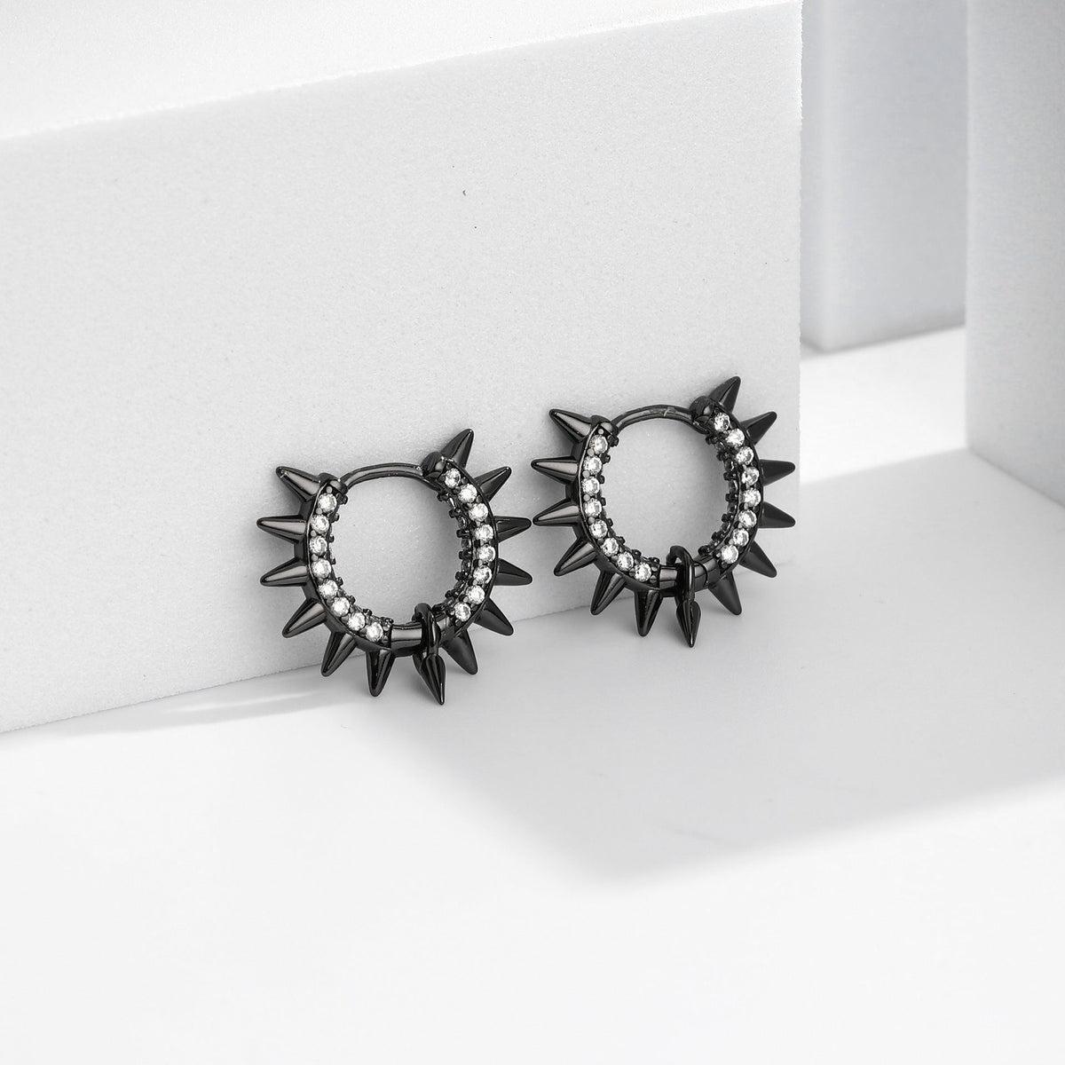 Boucles d'oreilles pendantes pointues pour femme avec zircons