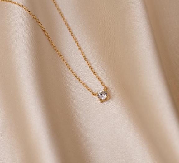 Collier pour femme avec pendentif zircone étincelant et chaîne délicate