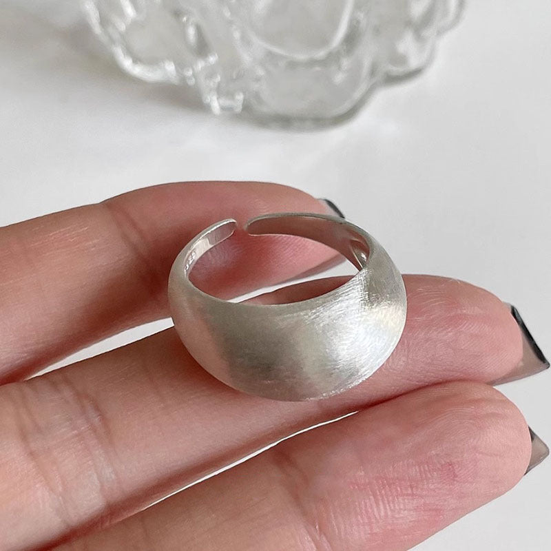 Bague statement large en argent pour femme avec surface polie