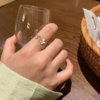 Bague ouverte pour femme au design floral et détails en zircone