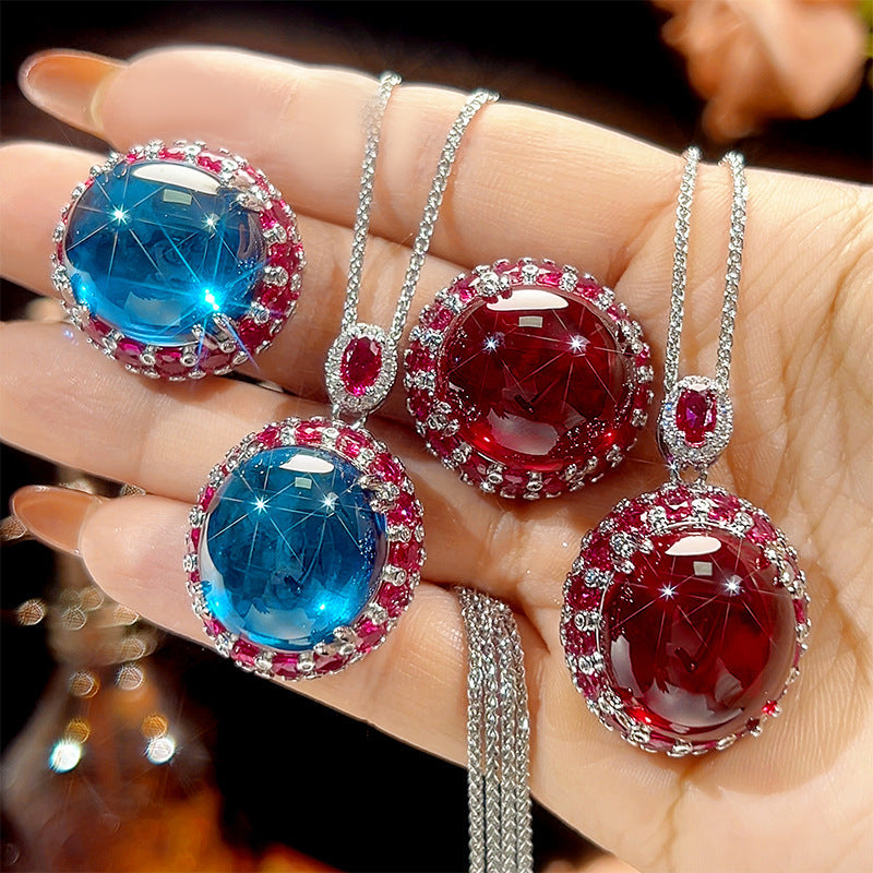 Collier pendentif luxueux en topaze cabochon avec accents de rubis