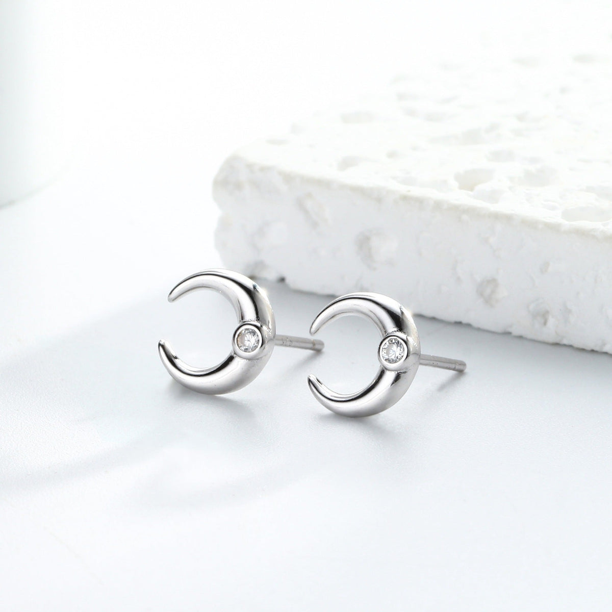 Boucles d'oreilles clous pour femme design pointes moderne