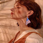 Boucles d'oreilles longues en maille cristal avec motif drapeau