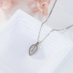 Collier pour femme avec pendentif feuille élégant et zircones