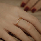 Bague élégante et incurvée pour femme avec zircones scintillantes
