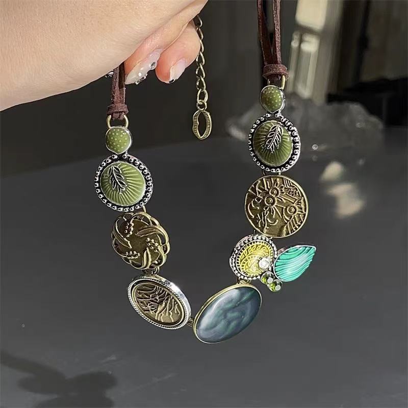 Collier long avec pendentif floral