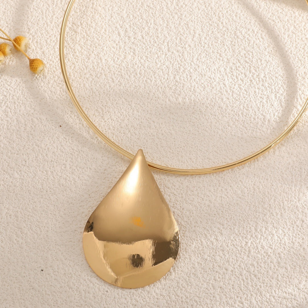 Collier pour femme avec pendentif goutte élégant
