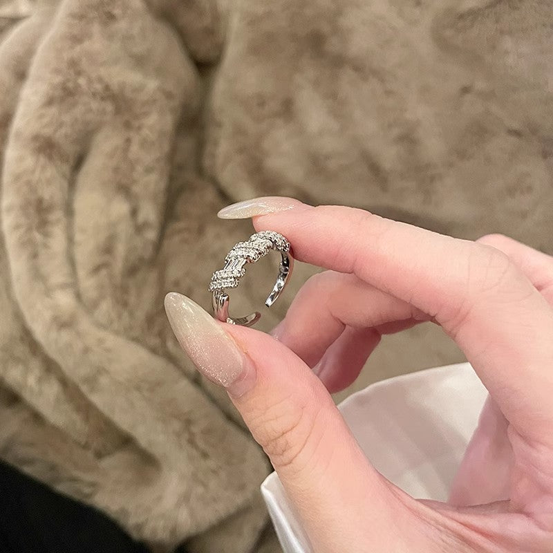 Bague moderne pour femme avec zircons
