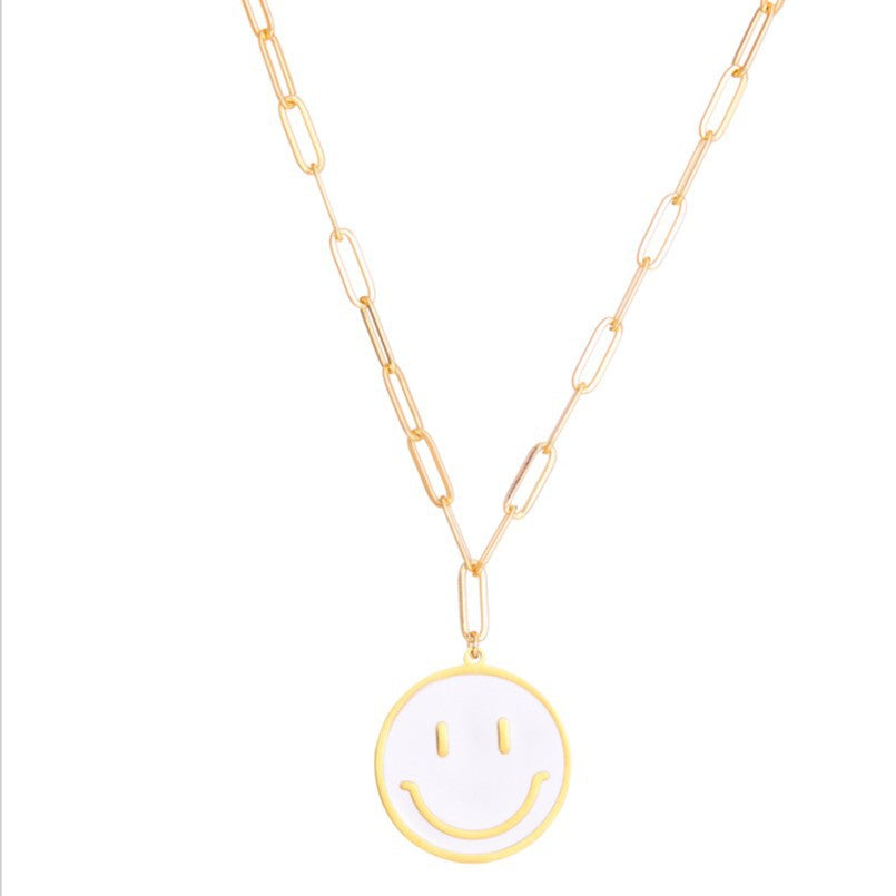 Collier pour femme avec pendentif smiley et chaîne moderne