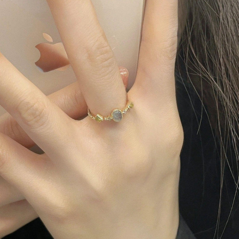 Bague ouverte pour femme avec surface structurée et pierre précieuse élégante
