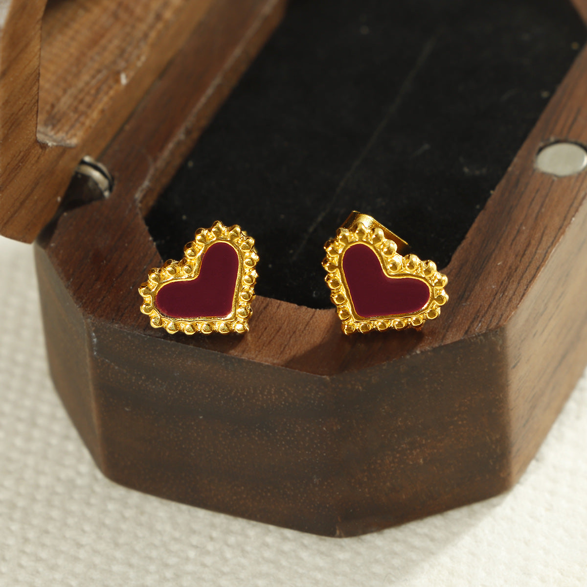 Damen Ohrstecker im Herzdesign mit elegantem Goldrahmen