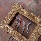 Chaîne porte-bijoux élégante avec accents rouges