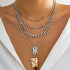 Collier multi-rangs pour femme avec pendentifs et textures uniques