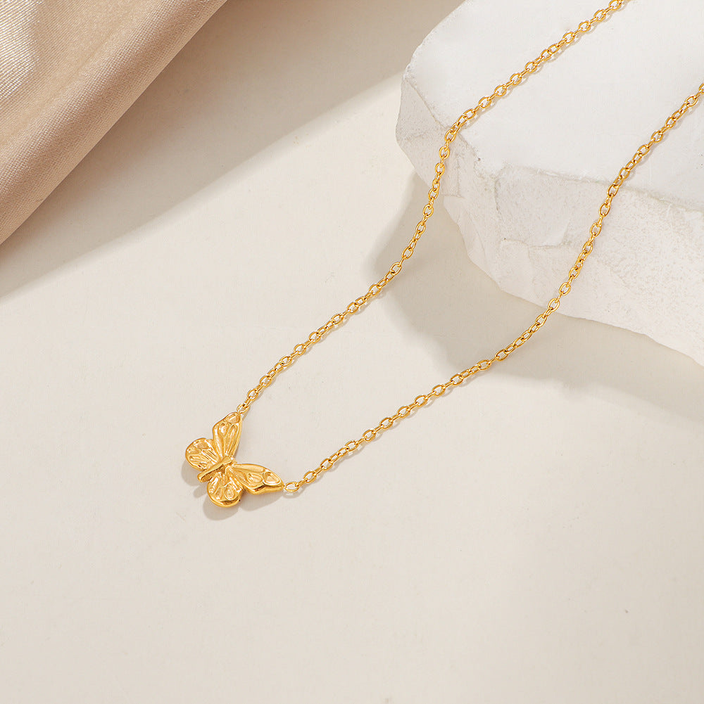 Collier délicat avec pendentif papillon pour femme