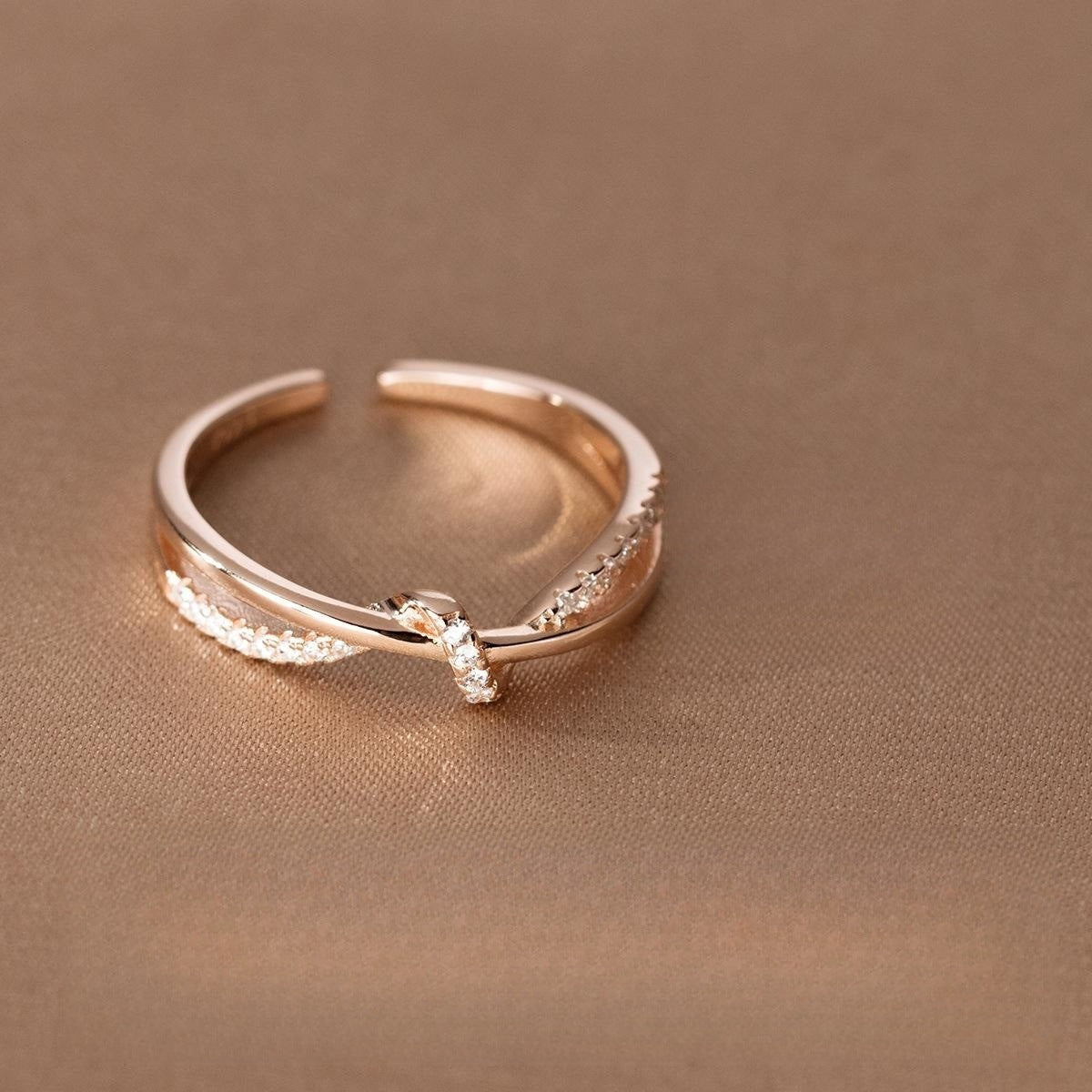 Bague ouverte pour femme avec détails vagues et zircone