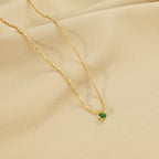Collier pour femme plaqué or avec accent émeraude