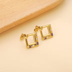 Boucles d'oreilles puces pour femme au design géométrique moderne