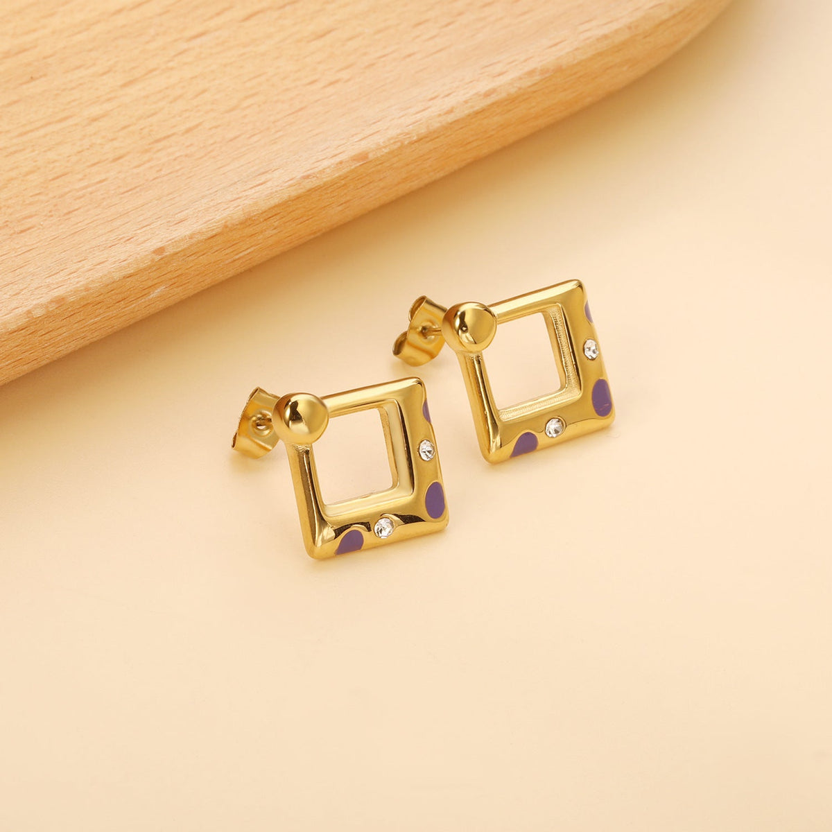 Boucles d'oreilles puces pour femme au design géométrique moderne