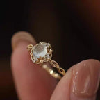 Bague élégante pour femme avec pierre ovale et monture travaillée