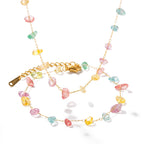 Collier pour femme avec cristaux facettés colorés et chaîne dorée délicate