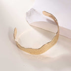 Bracelet ouvert pour femme au design bambou moderne