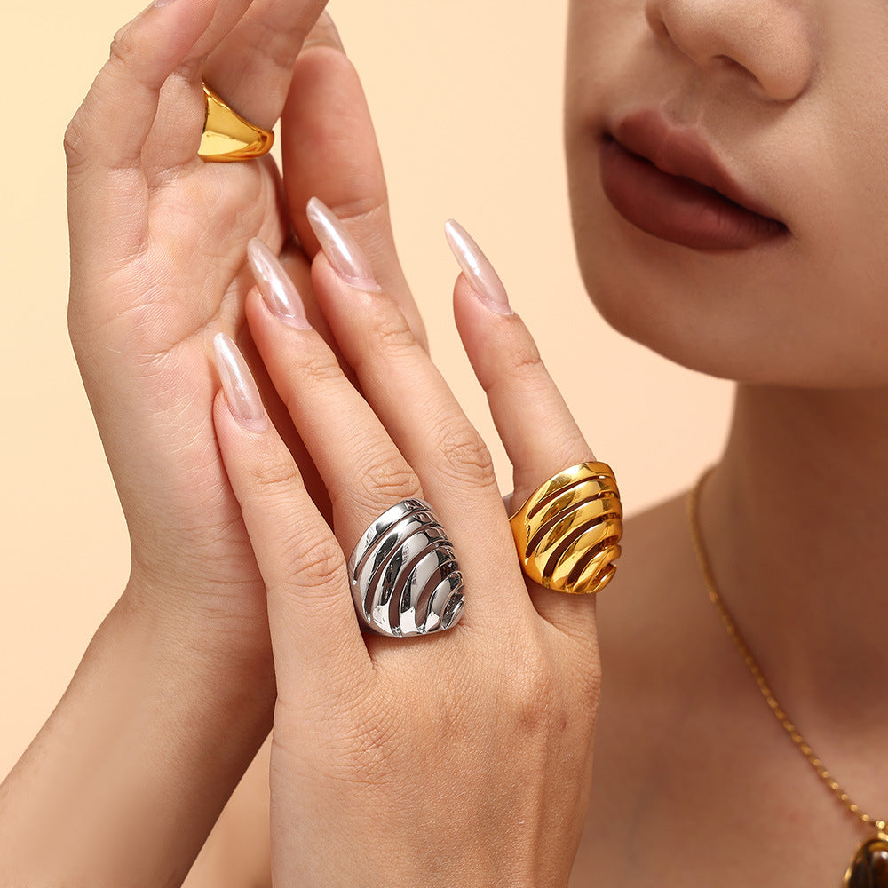 Bague pour femme en acier titane à motif géométrique