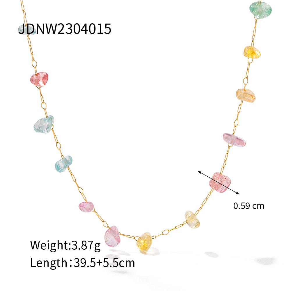 Collier pour femme avec cristaux facettés colorés et chaîne dorée délicate