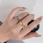 Bague pour femme au design à bords texturés