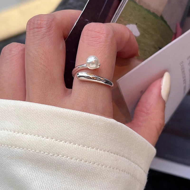 Bague perle élégante pour femme au design moderne