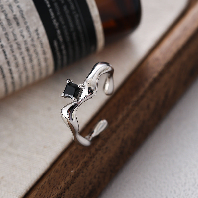 Bague ouverte pour femme au design ondulé avec pierre noire